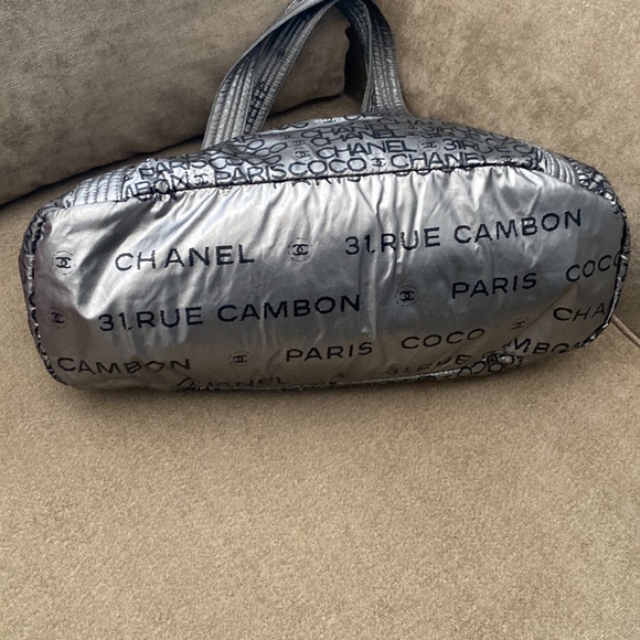 Large Vintage Chanel Nylon Handbag - Picture 4 of 12